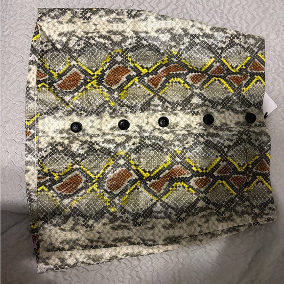 Stylish Snake Print Button-Down Skirt - Picture 2 of 3
